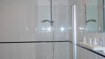 Amenidades de baño gratuitas, secadora de cabello, toallas