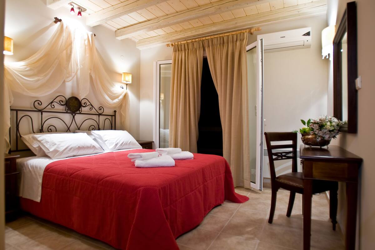Une chambre à coucher avec un lit, une chaise, un bureau et une porte.