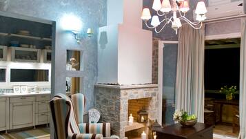 Villa – deluxe, 2 soverom | Oppholdsområde | Flatskjerm-TV og peis