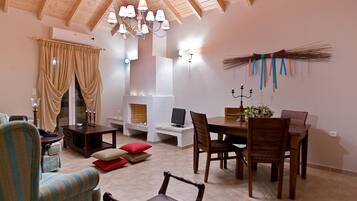 Deluxe villa, 2 slaapkamers | Woonruimte | Flatscreentelevisie en een open haard