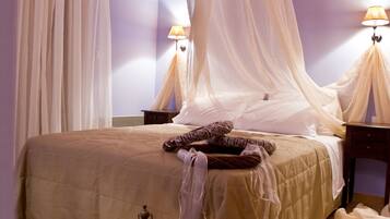 Deluxe Studio | Premium bedding, minibar, desk, soundproofing