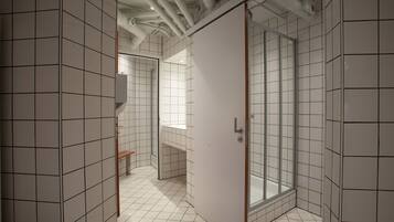 POD | Badkamer | Een douche, milieuvriendelijke toiletartikelen