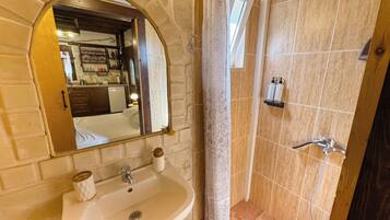 Estudio, vistas al mar | Baño | Ducha, cabezal de ducha tipo lluvia, secador de pelo y toallas
