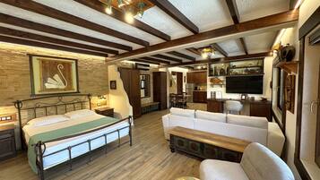 Suite superior | Decoración personalizada y muebles diferentes