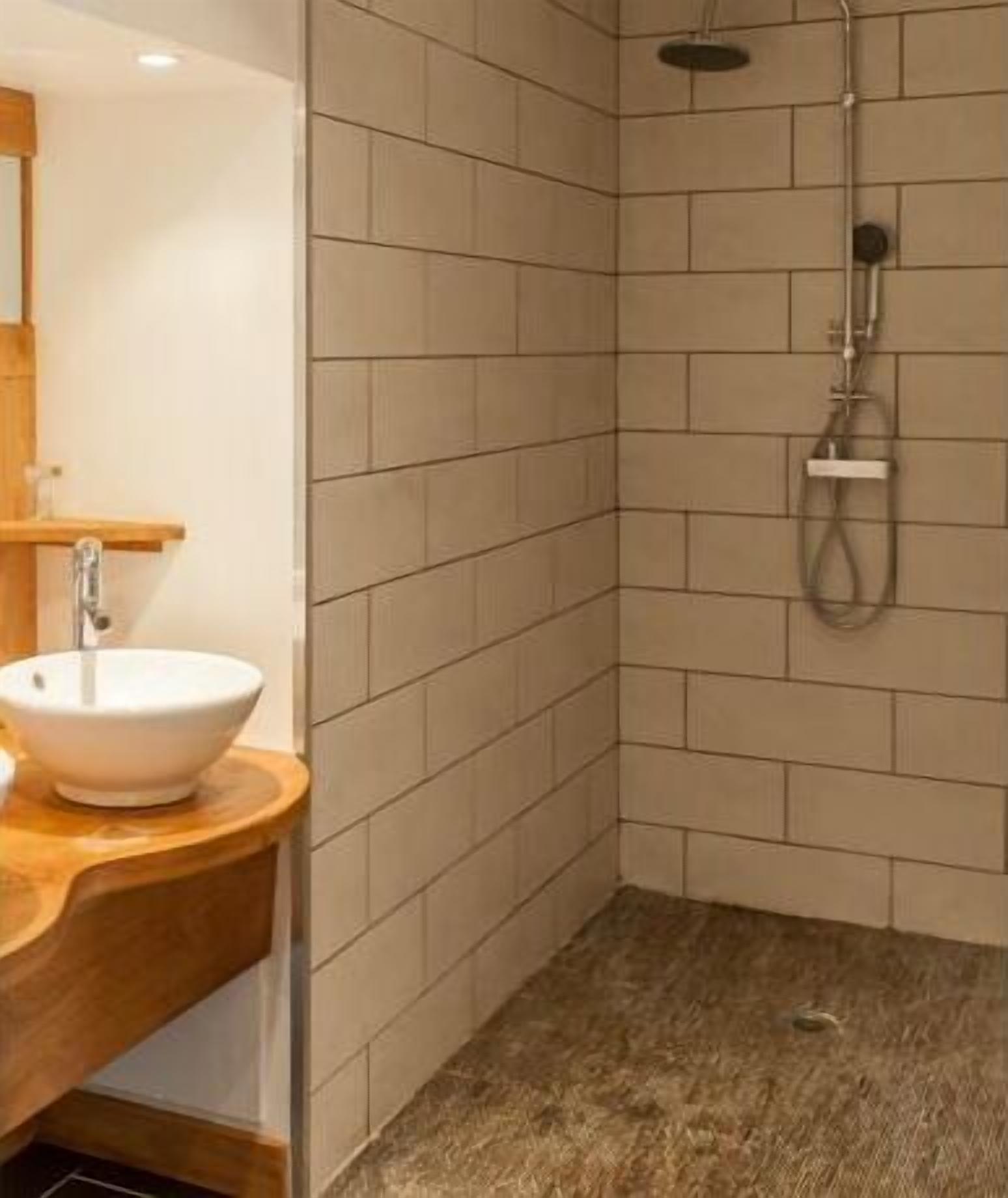 combined shower/bathtub, deep-soaking bathtub, free toiletries, towels