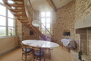 Breakfast, lunch and dinner served - Château du Bois-Guy (Parigne)