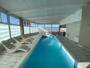 Indoor pool, outdoor pool, open 9:00 AM to 8:00 PM, pool loungers - Howard Johnson by Wyndham Rosario (Rosario)