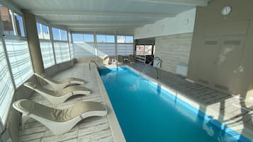 Sisäuima-allas ja ulkouima-allas avoinna 9.00–20.00, aurinkotuoleja