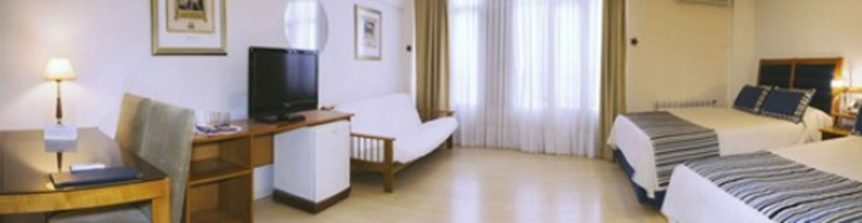 Premium bedding, in-room safe, free WiFi, bed sheets