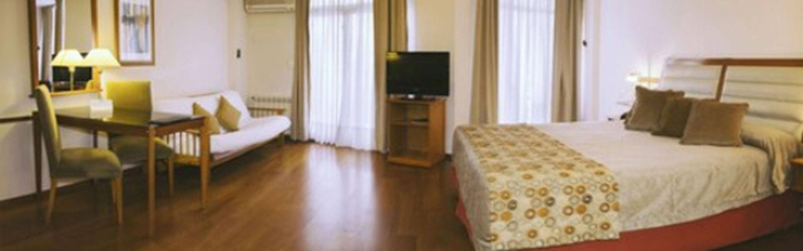 Premium bedding, in-room safe, free WiFi, bed sheets