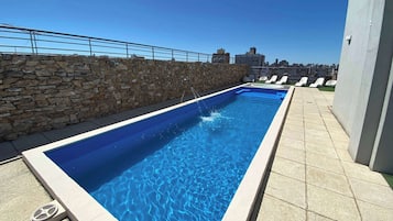 Una piscina techada, una piscina al aire libre