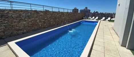 Piscine couverte, piscine extérieure, chaises longues