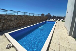 Una piscina techada, una piscina al aire libre