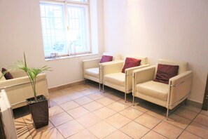 Lobby sitting area - City Crown Hotel (Prague)