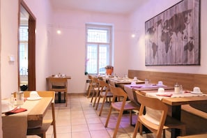 Café da manhã com buffet todos os dias (EUR 6 por pessoa)