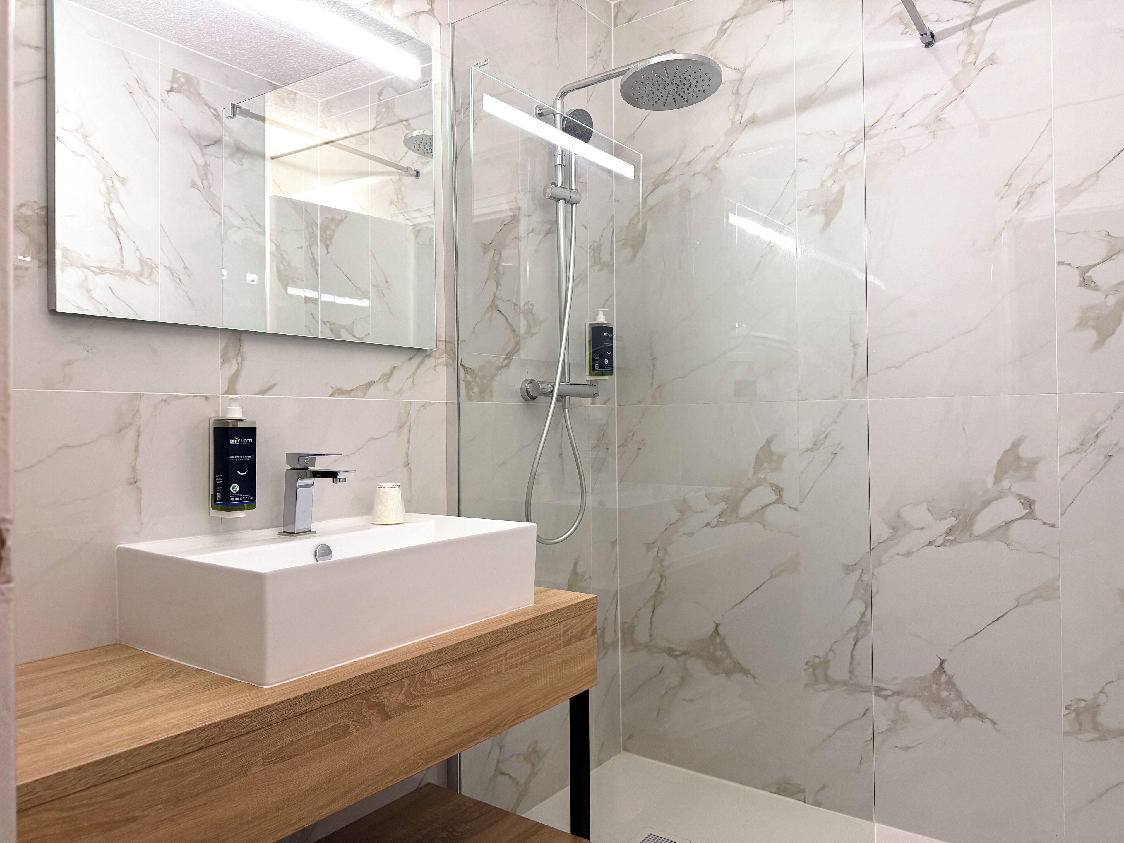 Comfort kamer, 1 twee- of 2 eenpersoonsbedden | Badkamer | Een bad, gratis toiletartikelen, een haardroger, handdoeken