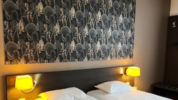 Een bureau, gratis wifi, beddengoed