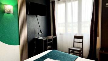Escritorio, wifi gratis y ropa de cama