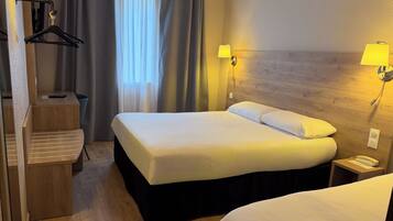 Een bureau, gratis wifi, beddengoed