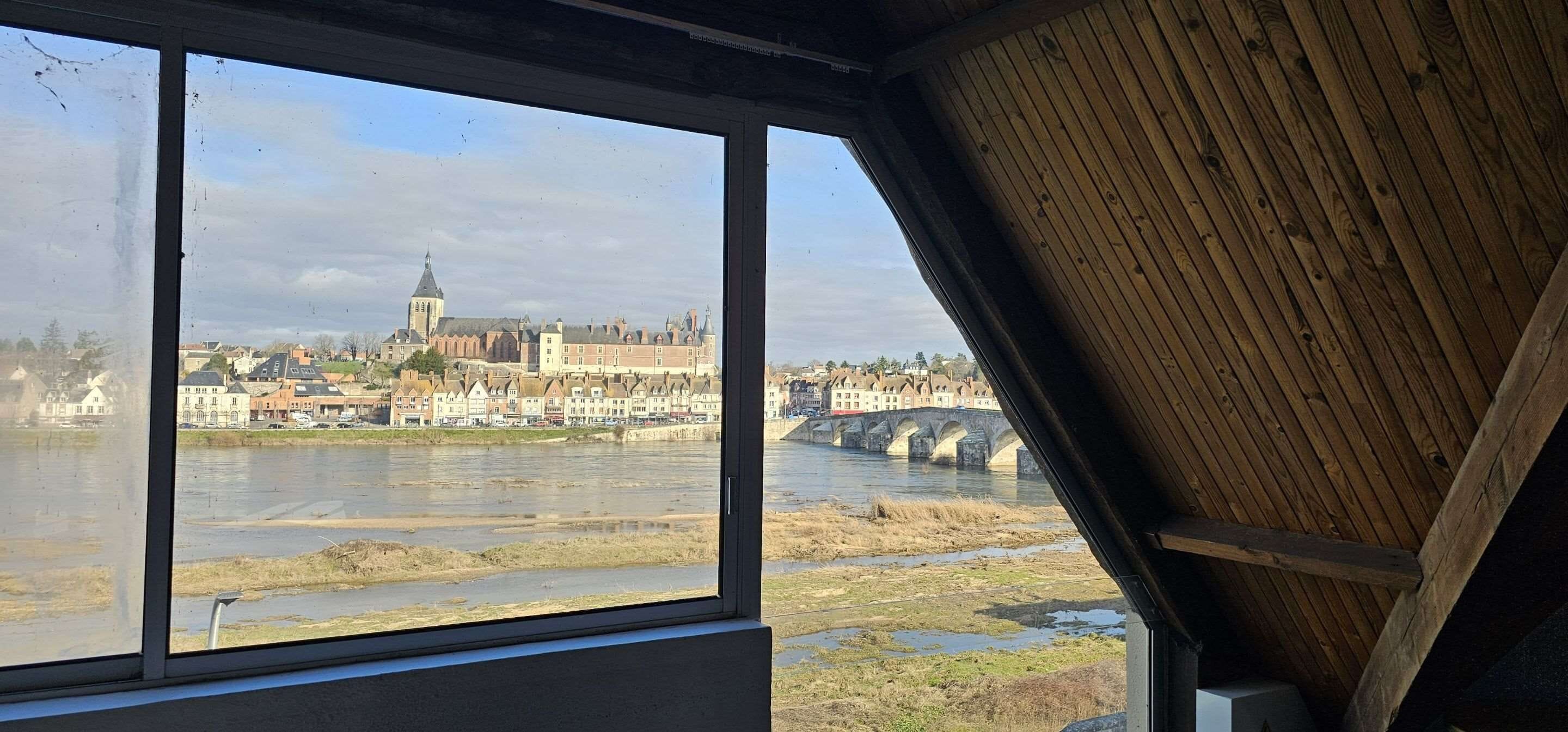 Een bureau, gratis wifi, beddengoed