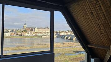 Een bureau, gratis wifi, beddengoed