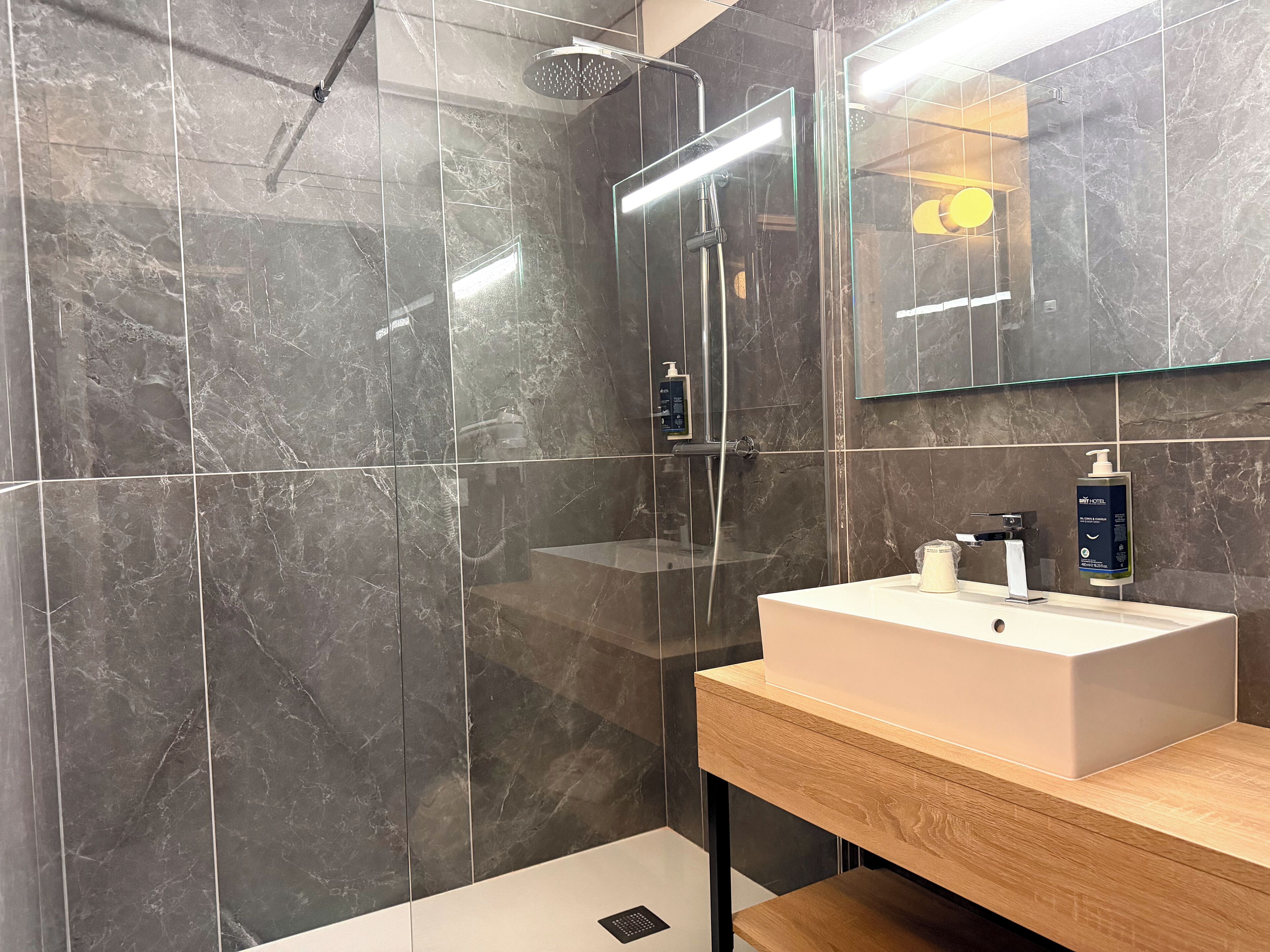 Comfort Double or Twin Room | Bathroom | Bathtub, free toiletries, hair dryer, towels