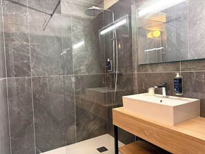 Comfort Double or Twin Room | Bathroom | Bathtub, free toiletries, hair dryer, towels - Brit Hotel Confort Gien (Gien)