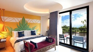 A hotel room with a bed, a balcony with chairs, and a view of the sky. - A&L Inn (Hengchun)