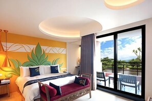 A hotel room with a bed, a balcony with chairs, and a view of the sky. - A&L Inn (Hengchun)
