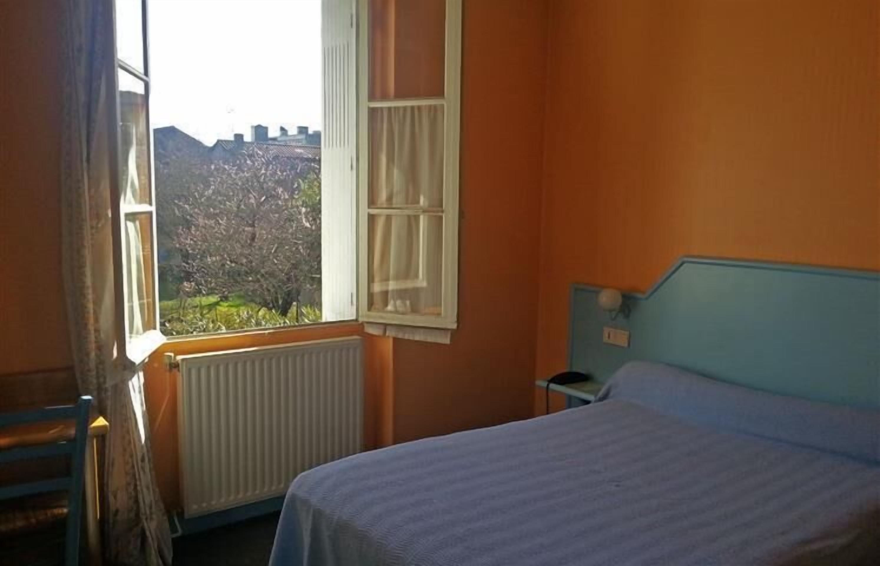 economy room, shared bathroom | desk, iron/ironing board, cots/infant beds, free wifi