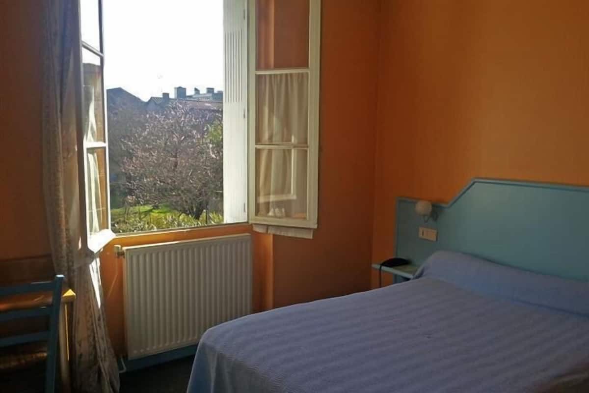 economy room, shared bathroom | desk, iron/ironing board, cots/infant beds, free wifi