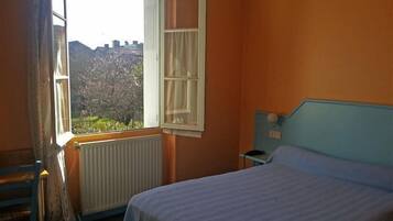 Economy Room, Shared Bathroom | Desk, iron/ironing board, cots/infant beds, free WiFi