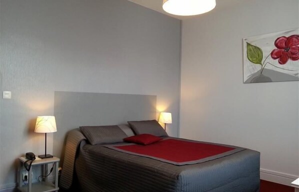 Standard-dobbeltværelse | Skrivebord, strygejern/strygebræt, baby-/barnesenge (tillægsgebyr)