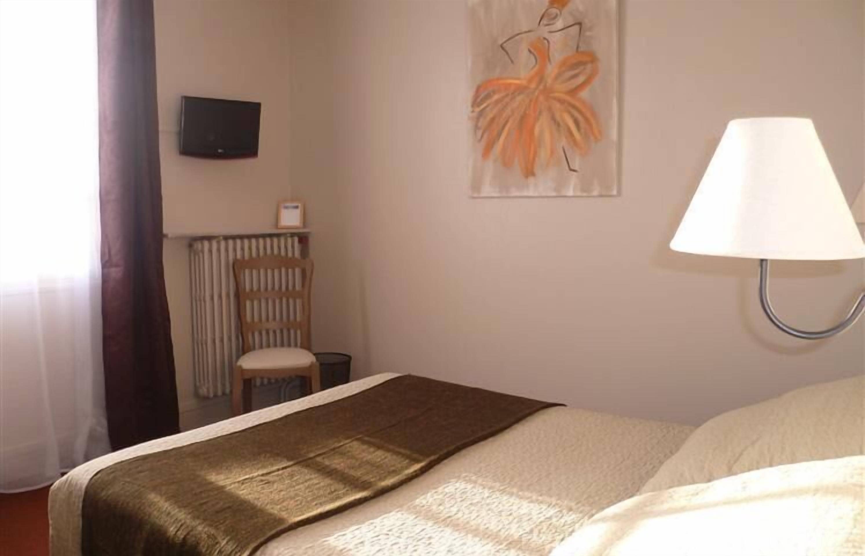 desk, iron/ironing board, cots/infant beds, free wifi