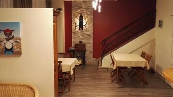 Daily continental breakfast (EUR 8.00 per person)