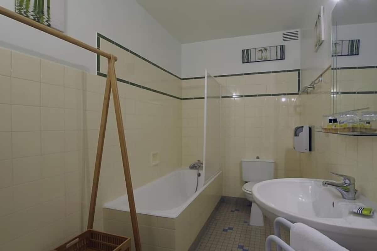 superior room | bathroom | towels