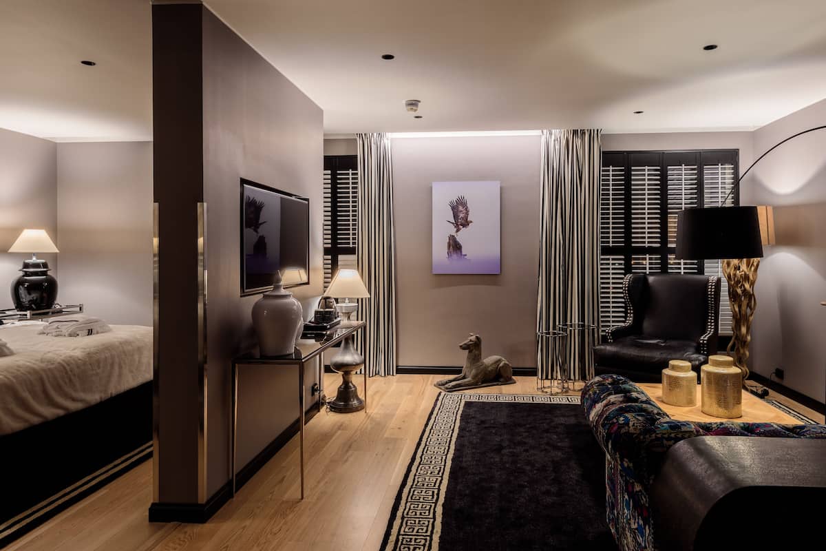 suite | premium bedding, minibar, in-room safe, desk