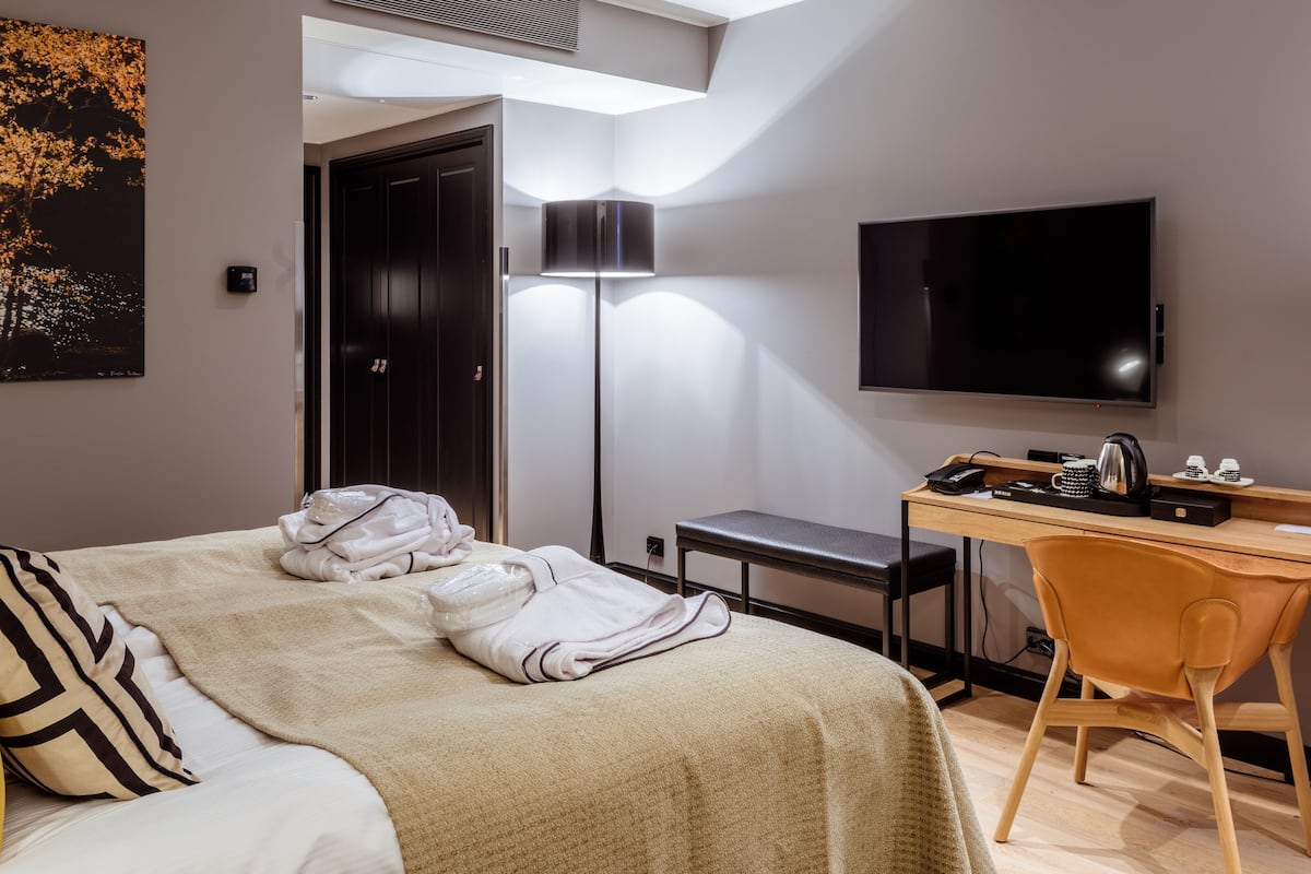 Camera Deluxe, 1 letto matrimoniale, non fumatori | Biancheria da letto di alta qualità, minibar, una cassaforte in camera