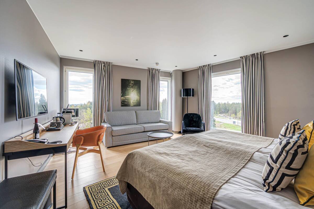 family room | premium bedding, minibar, in-room safe, desk