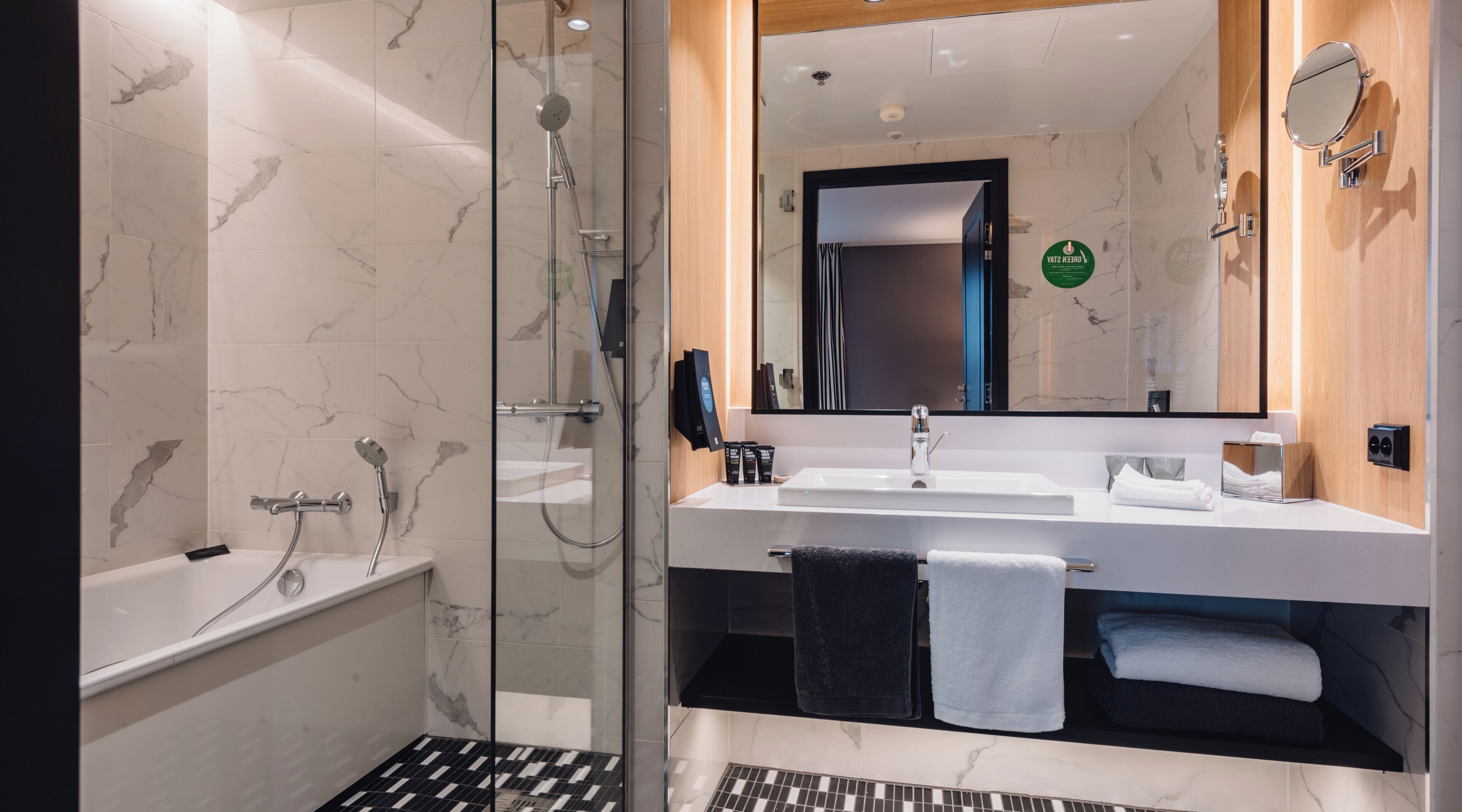 deluxe room, 1 double bed, non smoking | bathroom | combined shower/bathtub, eco-friendly toiletries, hair dryer, towels