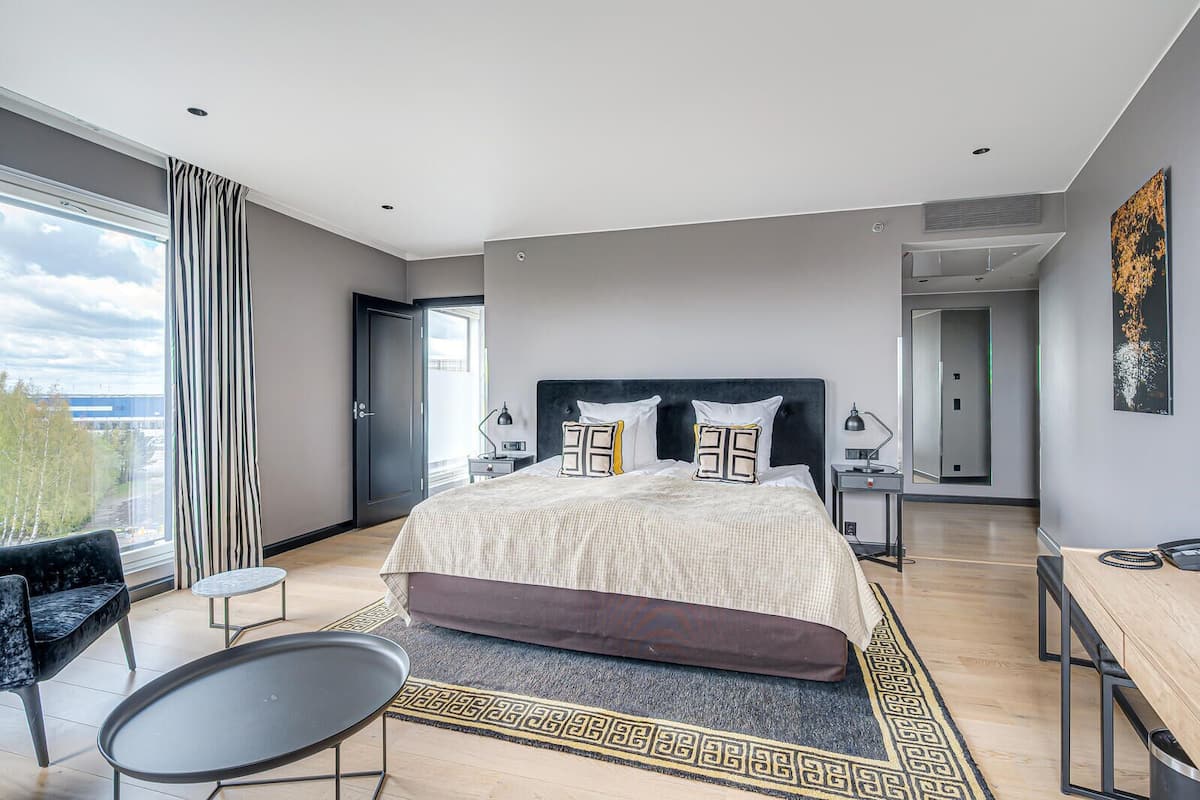 family room | premium bedding, minibar, in-room safe, desk