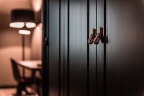 标准房, 无烟房 | 高档床上用品、迷你吧、客房内保险箱、办公�桌