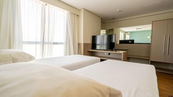 Caja de seguridad en la habitación y escritorio 