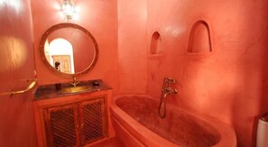 Triple Room, Bathtub (1st floor - Ali-Baba) | Bathroom | Free toiletries, hair dryer, towels, shampoo - Riad Morgane (Marrakech)