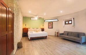 Ropa de cama de alta calidad y caja de seguridad en la habitación 