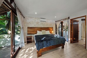 Garden Queen Room with Balcony | Sengetøy av topp kvalitet, safe på rommet og sengetøy