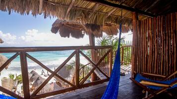 Ropa de cama de alta calidad y caja de seguridad en la habitación