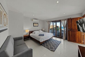 Ropa de cama de alta calidad y caja de seguridad en la habitación 