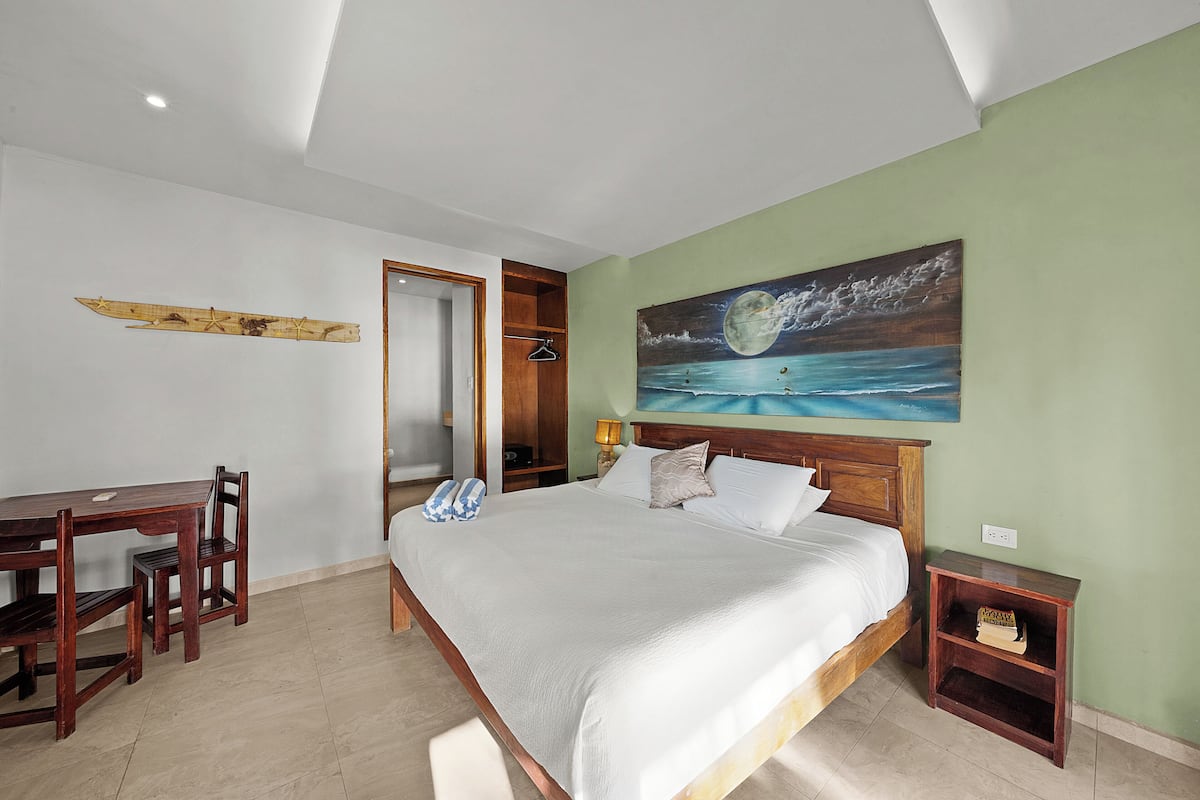 Superior Beachfront King Room with Balcony | 1 chambre, coffre-fort, bureau, literie fournie