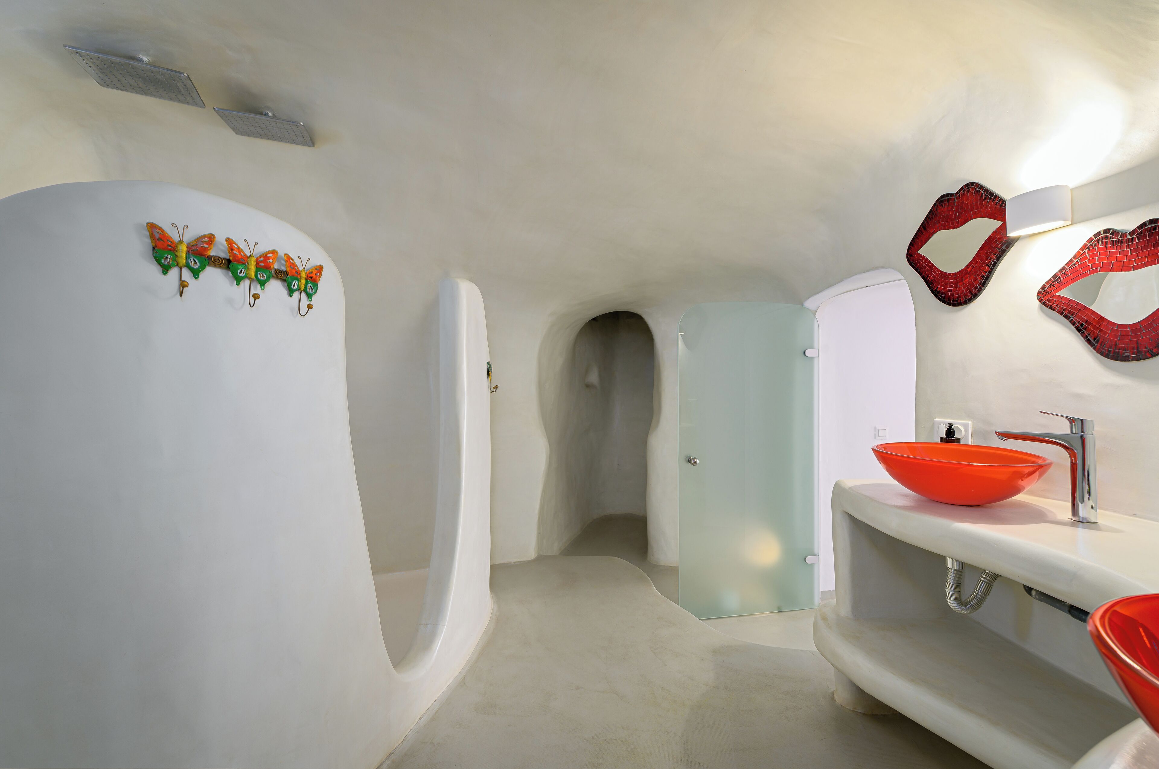 Elegant Duplex with Hot Tubs, Private Pool and Caldera View | Bathroom | Shower, free toiletries, hair dryer, bathrobes